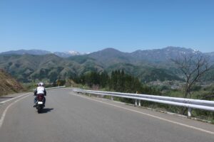 小川アルプスラインから白馬岳方面を眺めながら走る