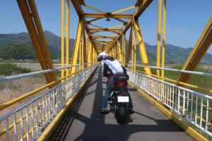 千曲川に架かる大望橋にてwith CBR650R