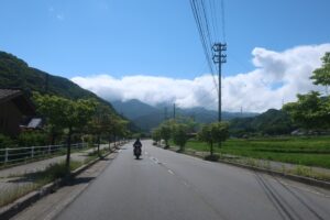 酷道R152の爽快2車線ロード風景を走るCBR650R