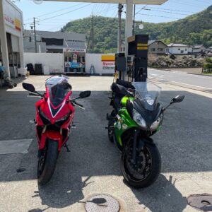 千曲市のGSにてwith CBR650R&ninja650