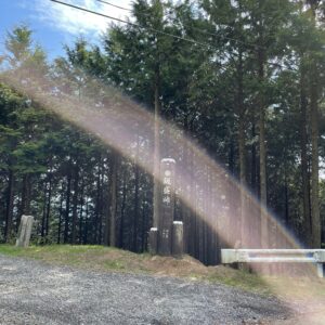 奥武蔵グリーンラインの飯盛峠の道標にて