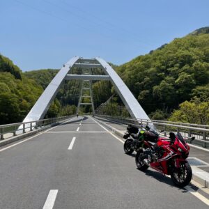 r55の絵になる橋にてwith CBR650R&ninja650