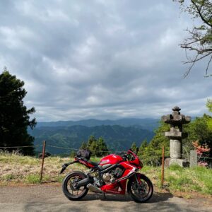 奥武蔵グリーンラインの灯籠越しの眺望にてwith CBR650R