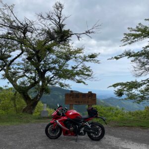 奥武蔵グリーンラインのベストポイント刈場坂峠にてwith CBR650R