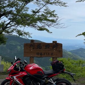 奥武蔵グリーンラインのベストポイント刈場坂峠にてwith CBR650R