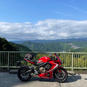 奥武蔵グリーンライン顔振峠の平九郎茶屋さんの絶景駐車場にてwith CBR650R