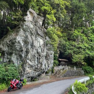 奥武蔵グリーンラインの迫力ある天文岩にてwith CBR650R