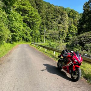 視界の抜けた奥武蔵グリーンラインの視界の抜けるポイントにてwith CBR650R