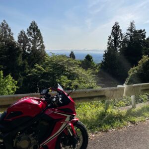 視界の抜けた奥武蔵グリーンラインにて飯能方面を眺めるwith CBR650R