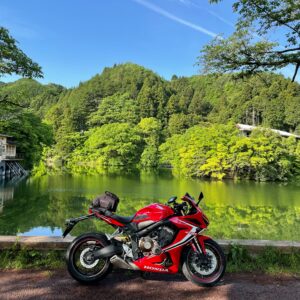 周囲も湖面も緑に染まった鎌北湖with CBR650R