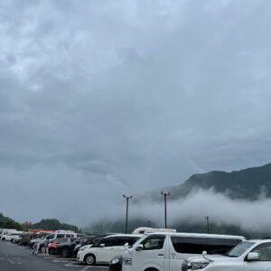 どんより空の談合坂SAの空模様