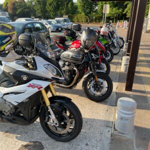 満杯の三芳PAの駐輪場にて