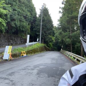 奥武蔵グリーンライン顔振峠手前の鋭角コース変更ポイントにて