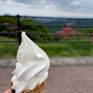 秩父高原牧場にて濃厚ソフトクリームを頬張る