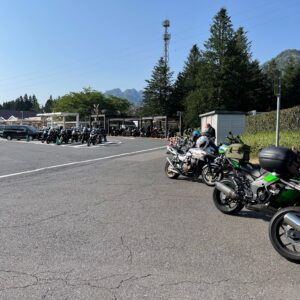 GWバイクであふれる横川SA