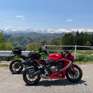 小川村アルプス展望広場向かいの展望台で眺めた北アルプスと CBR650R&ninja650