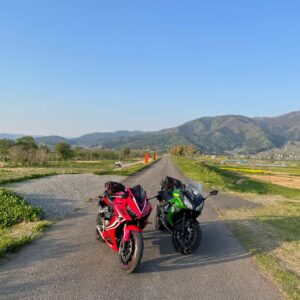 千曲川沿いの土手にてwith CBR650R&ninja650④