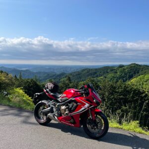 視界の抜けた奥武蔵グリーンラインにて飯能方面を眺めるwith CBR650R②