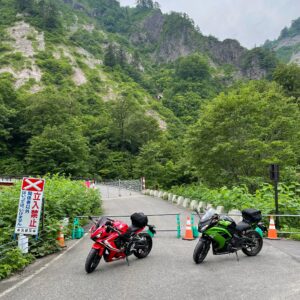 六十里越トンネル手前で悲しみの通行止めに出会うCBR650R & ninja650