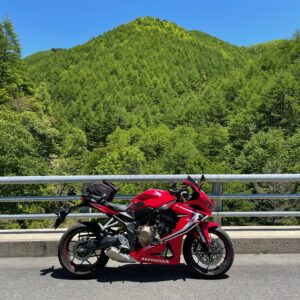 南相木ダムにほど近い鮮やかな緑の山with CBR650R