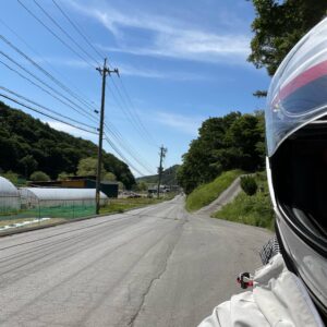 長野県r44の里山風景を走る