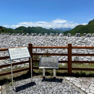 白亜のロックフィルダム・南相木ダムにて八ヶ岳を眺める