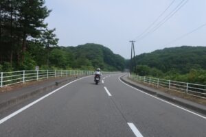 羽鳥湖に向かう2車線快走路r37にてwith CBR650R