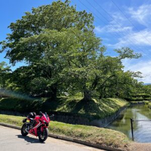長野県佐久市龍岡城址にてwith CBR650R