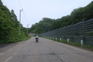 R400の雪止めの柵が続くエリアにて