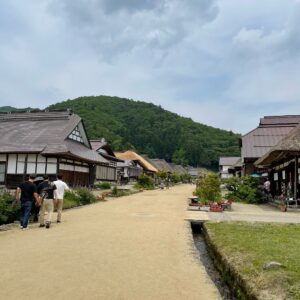 土曜日のそれほど混んでない大内宿を散策