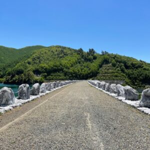 白亜のロックフィルダム・南相木ダムにて