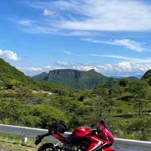 荒船山キャンプフィールド入口にて荒船山を望むwith CBR650R②