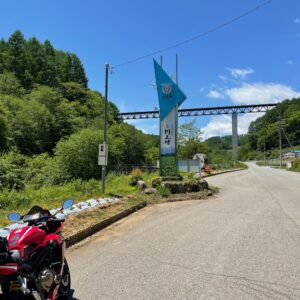 長野県川上村の看板と川上大橋とCBR650R