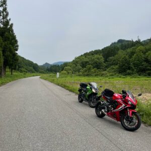 R400の側道の爽快ロード風景with CBR650R & ninja650