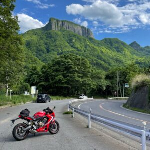 R254のパーキングで荒船山を眺めるwith CBR650R