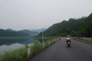 只見湖沿いを走る