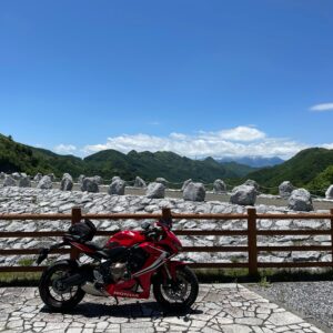 白亜のロックフィルダム・南相木ダムにて八ヶ岳を眺めるwith CBR650R