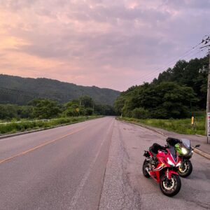 サンセットカラーのR121のロード風景にてwith CBR650R & ninja650