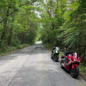 羽鳥湖に向かう緑の快走路r37にてwith CBR650R&ninja650