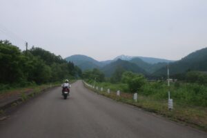 R289と只見川を挟んで並走する川沿いの道を走る