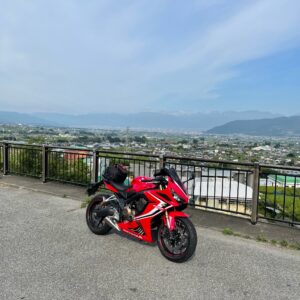 フルーツライン沿いの駐車場で南アルプスを望むwith CBR650R
