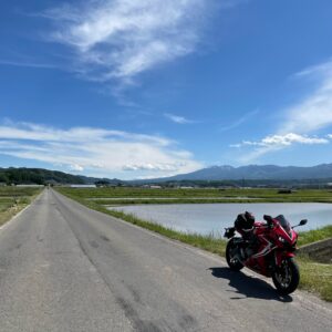 長野県佐久市のr120付近から眺める八ヶ岳with CBR650R