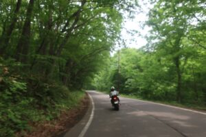 羽鳥湖高原沿いのグリーンロードを走る