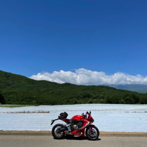 信州峠から下ったストレートロードにてwith CBR650R②