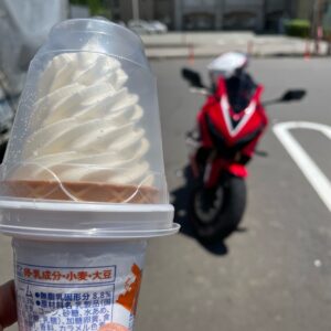 R141沿いのセブンイレブンで買ったソフトクリーム