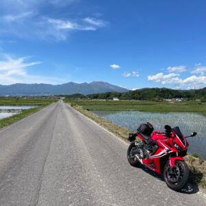 長野県佐久市のr120付近から眺める浅間山with CBR650R