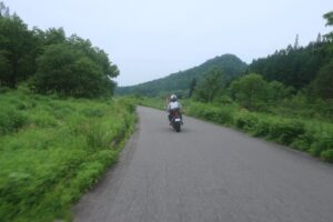 R400の側道の爽快ロード風景