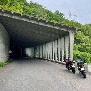 R252通行止めの田子倉無料休憩所からUターン中のスノーシェッドにて