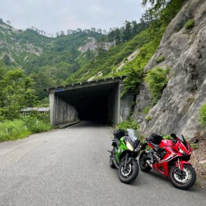 R252通行止めの田子倉無料休憩所からUターン中with CBR650R & ninja650