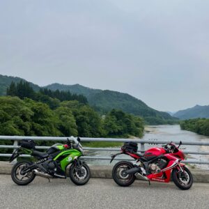 R289に並走する伊南川の橋上にてwith CBR650R & ninja650